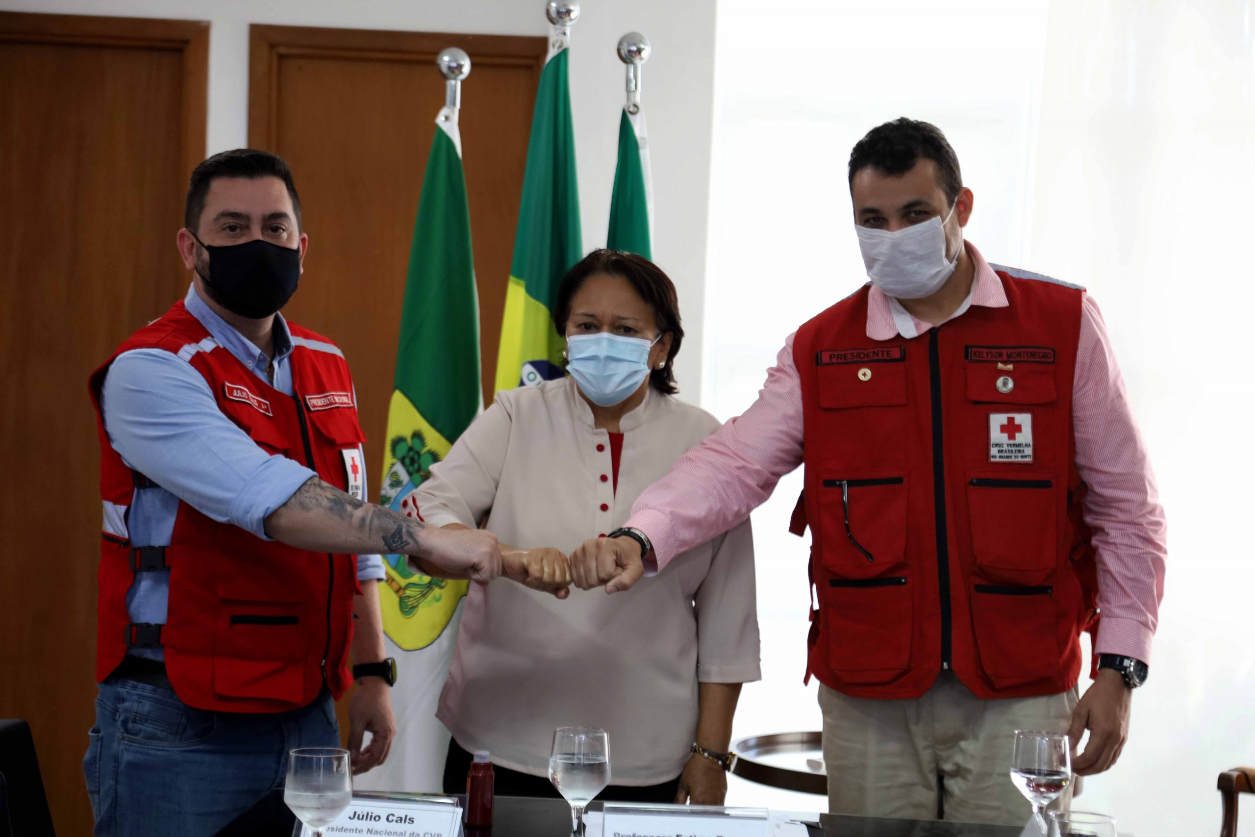 Fátima Bezerra recebe Cruz Vermelha para tratar sobre o Ônibus Vacina