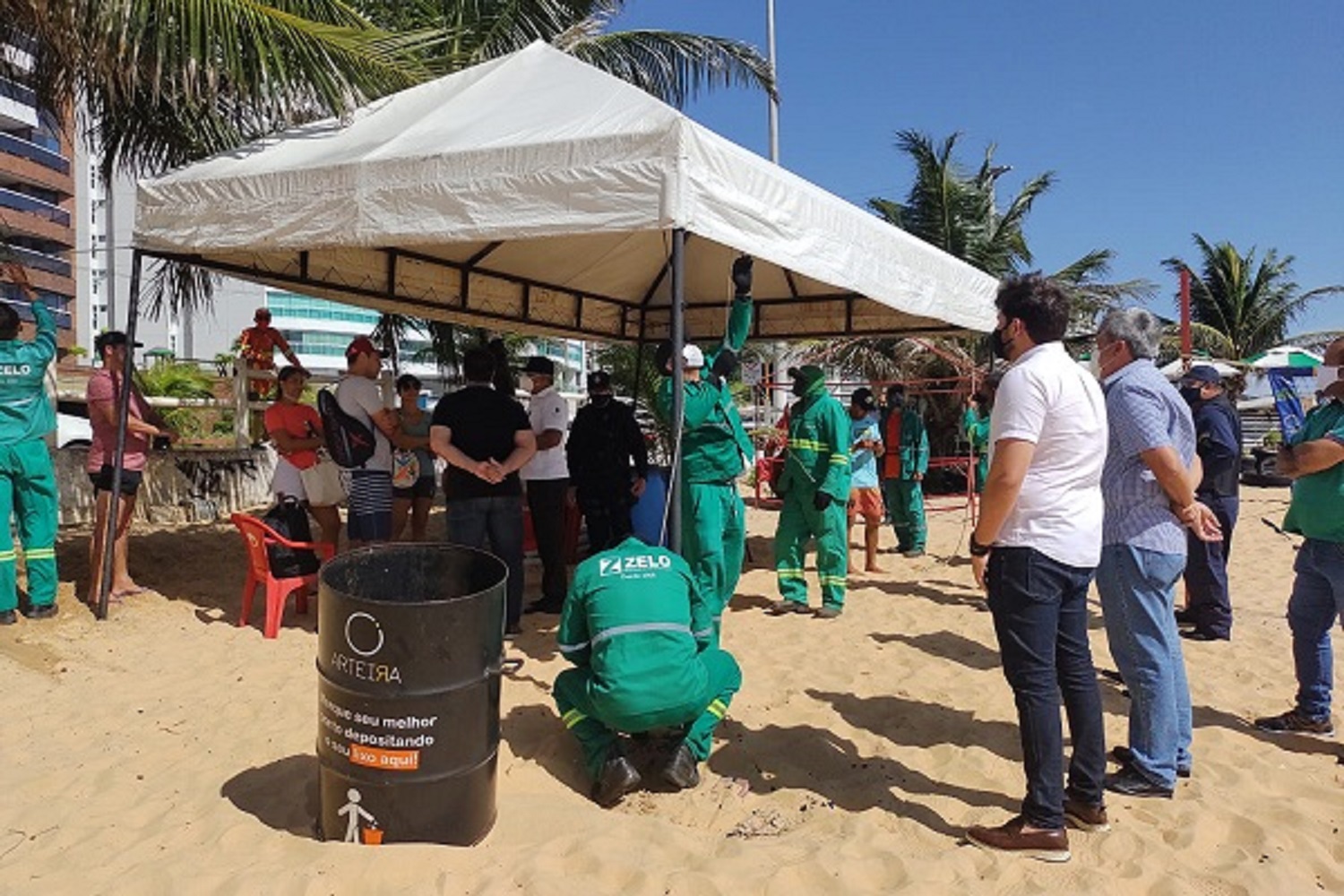 Fiscais da Semurb e da Semsur removem barracas irregulares na praia de Miami, em Natal