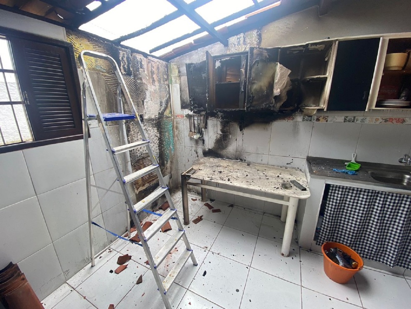 Idoso de 73 anos tem queimaduras de 2º grau após explosão provocada por vazamento de gás em Parnamirim
