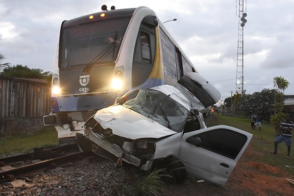 Mulher fica ferida apos trem atingir carro na zona Norte de Natal