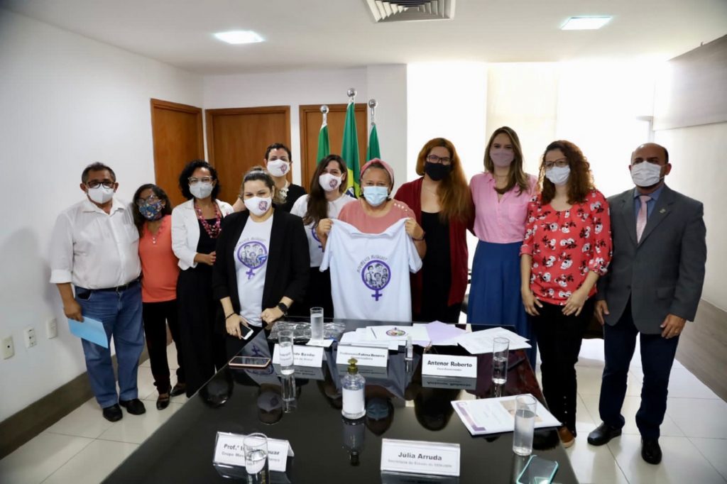 Fátima Bezerra recebe Projeto de Resgate à Memória de Nísia Floresta de grupo feminista Movimenta Mulheres RN