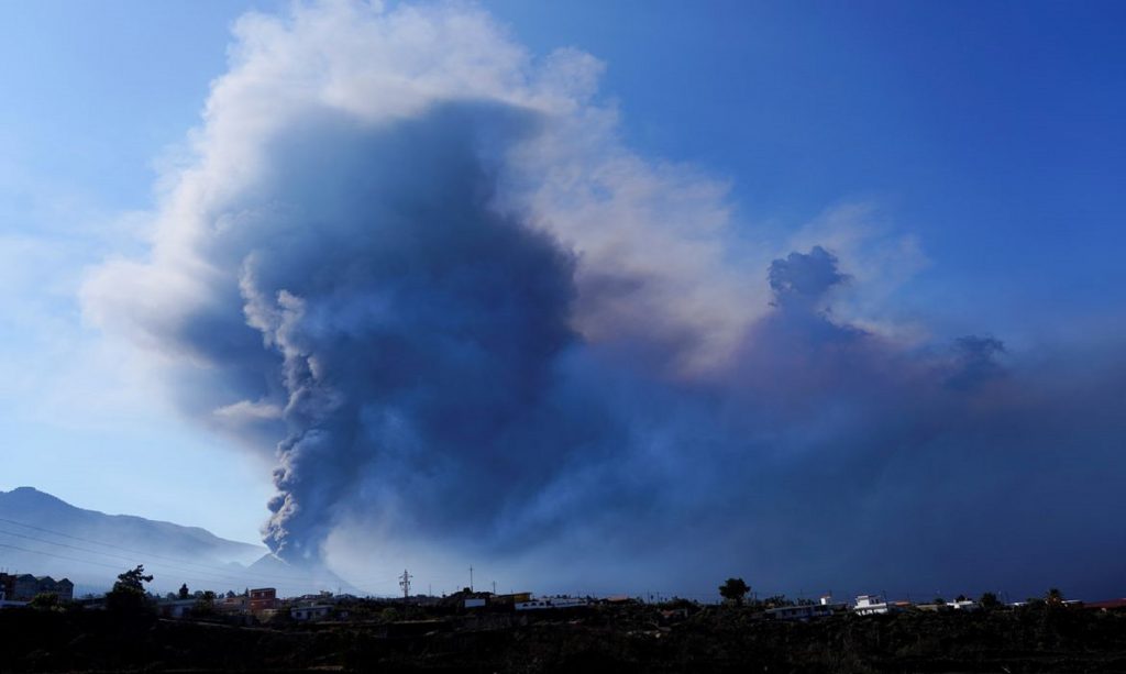 Vulcão Cumbre Vieja, em La Palma, não dá sinais de abrandamento