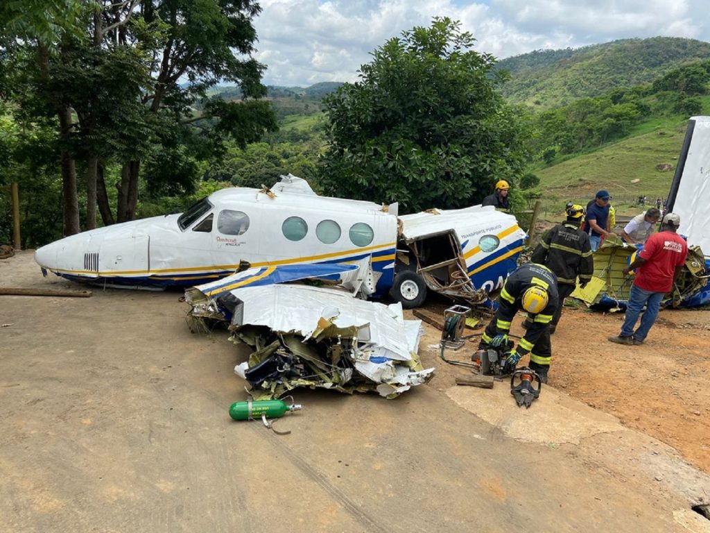 Equipes utilizam guindaste para retirar avião que transportava Marília Mendonça; aeronave será periciada no Rio de Janeiro