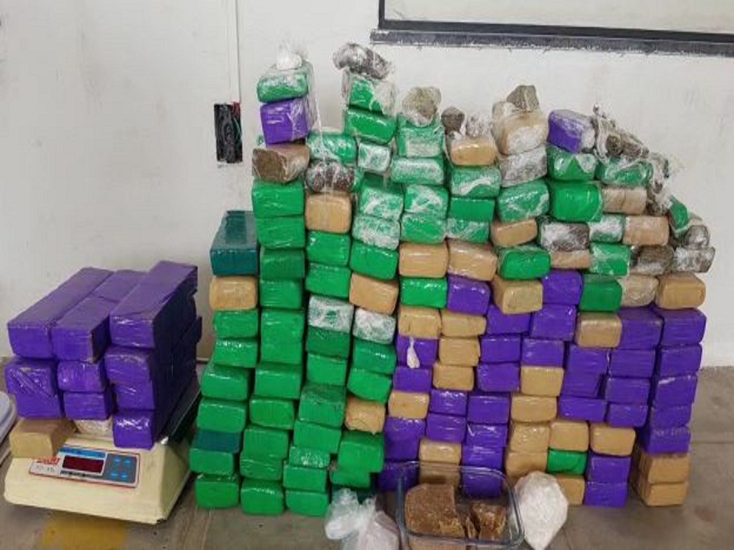 Policiais da Força Tática do 9º BPM apreendem 100 kg de drogas e prendem foragido da Justiça em Natal