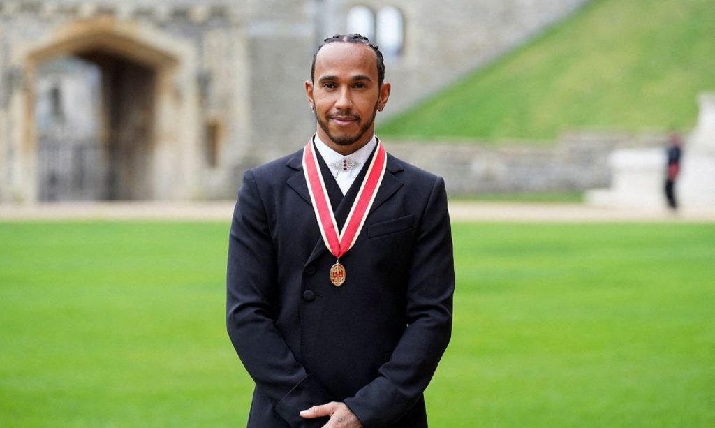 Lewis Hamilton é condecorado cavaleiro pelo príncipe Charles
