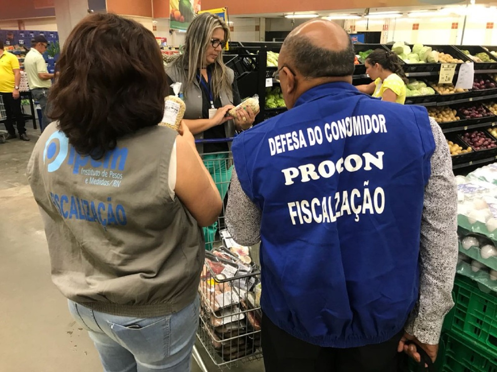 Procon Natal sai às ruas para pesquisar os preços dos produtos natalinos na capital potiguar