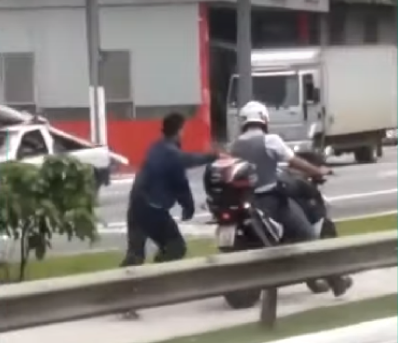[VÍDEO] Em São Paulo, PM algema jovem negro em moto e o faz andar preso pela rua