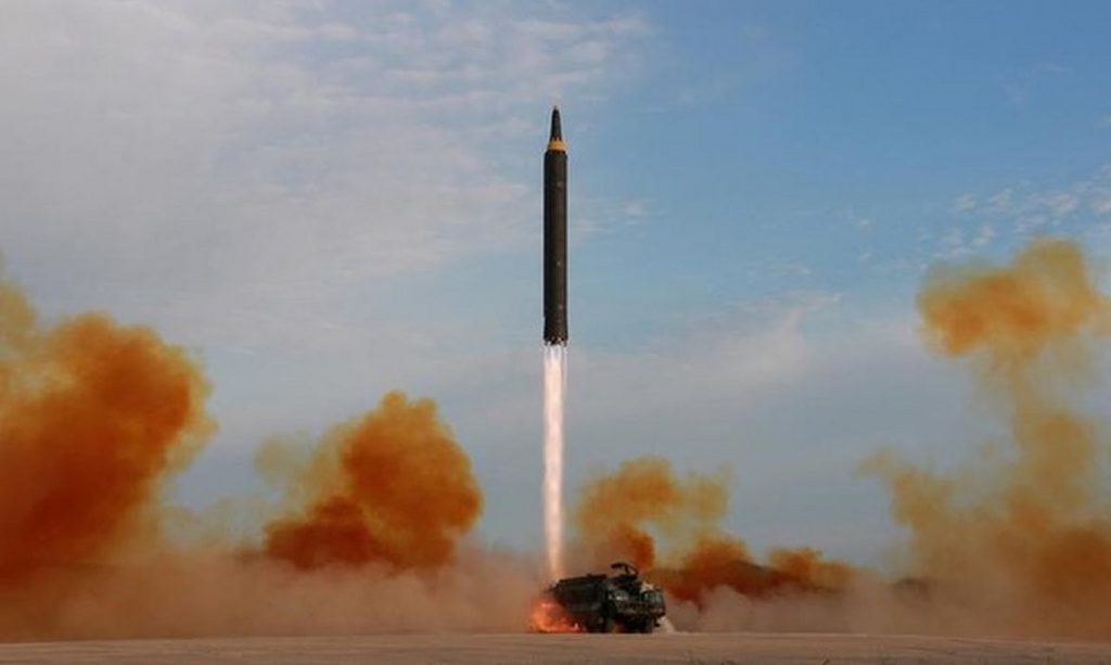 Coreia do Norte expande capacidade militar e lança novo míssil balístico