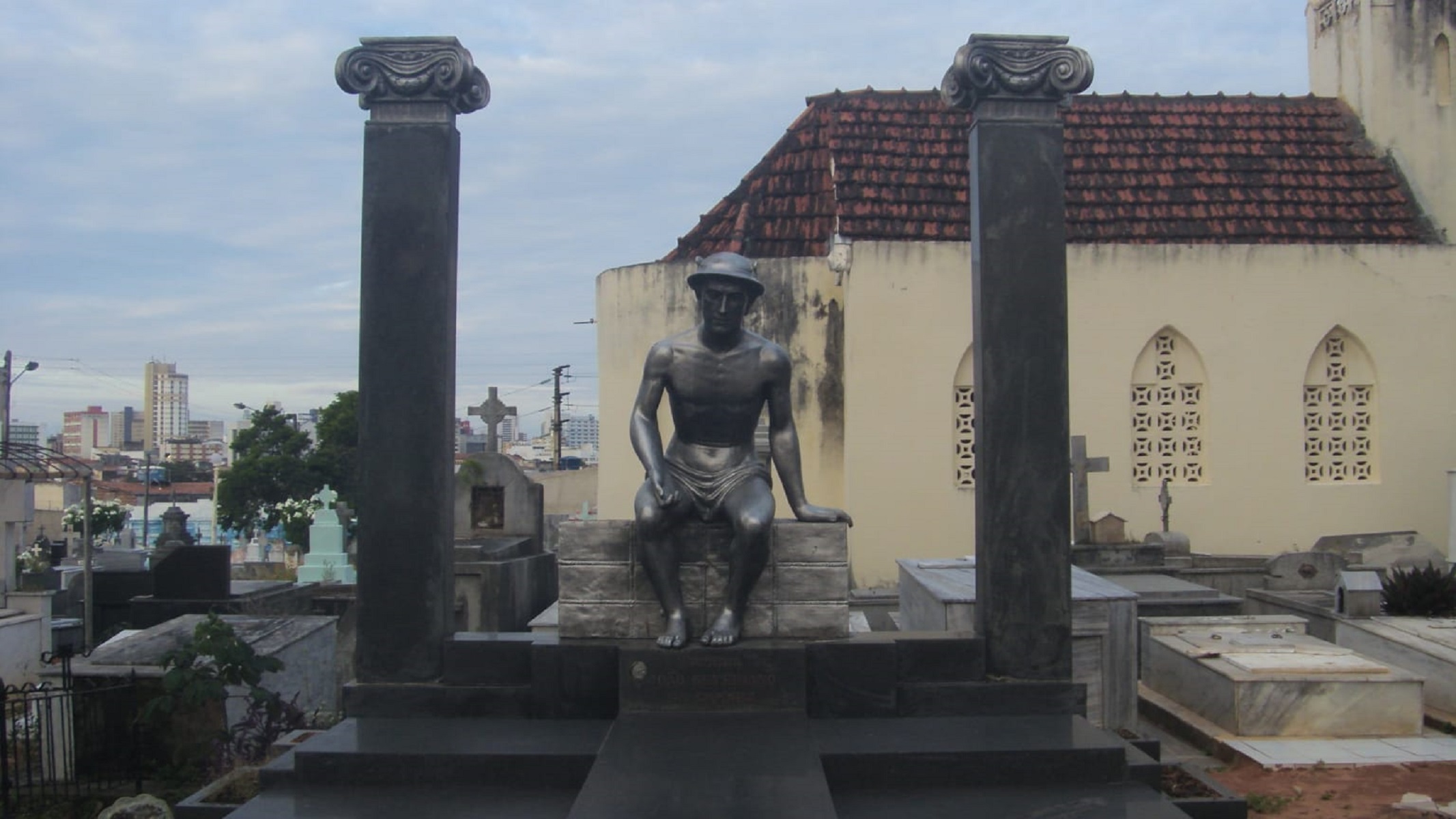 Bandidos furtam monumento do deus Hermes que decorava túmulo de João Câmara no cemitério do Alecrim