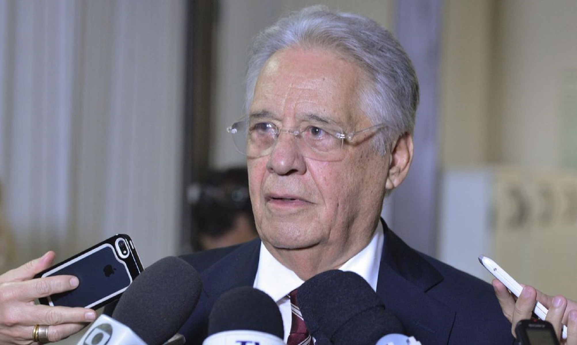 Ex-presidente FHC sofre acidente, fratura o fêmur e é internado em São Paulo