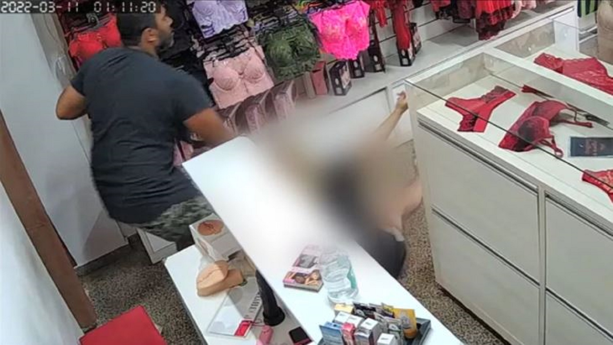 Funcionária de sex shop é arrastada pelo cabelo durante tentativa de estupro no DF; homem foi espancado e acabou morrendo