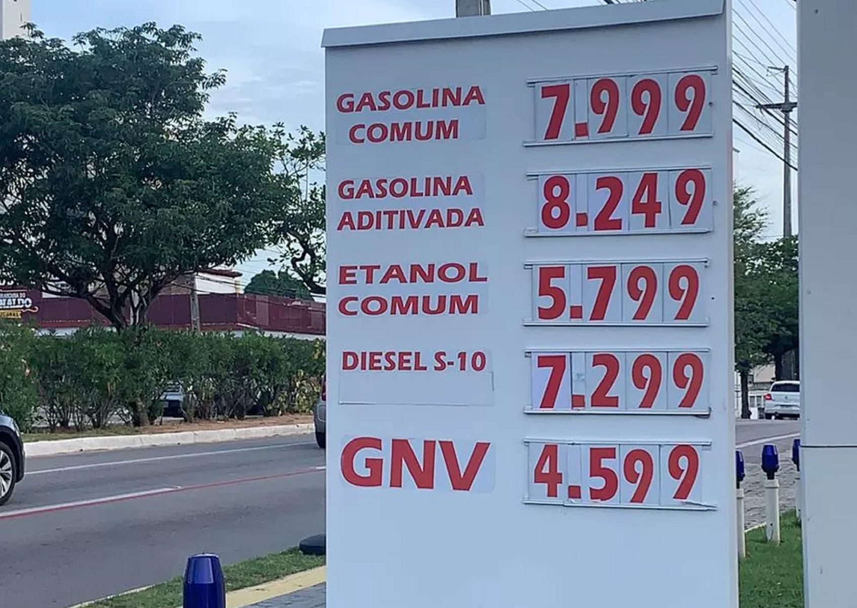 Gasolina ultrapassa os R$ 8 no RN e gás de cozinha pode chegar aos R$ 130