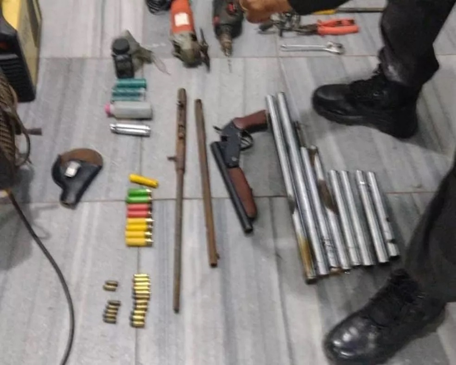 Polícia prende dupla suspeita de fabricar armas caseiras para criminosos
