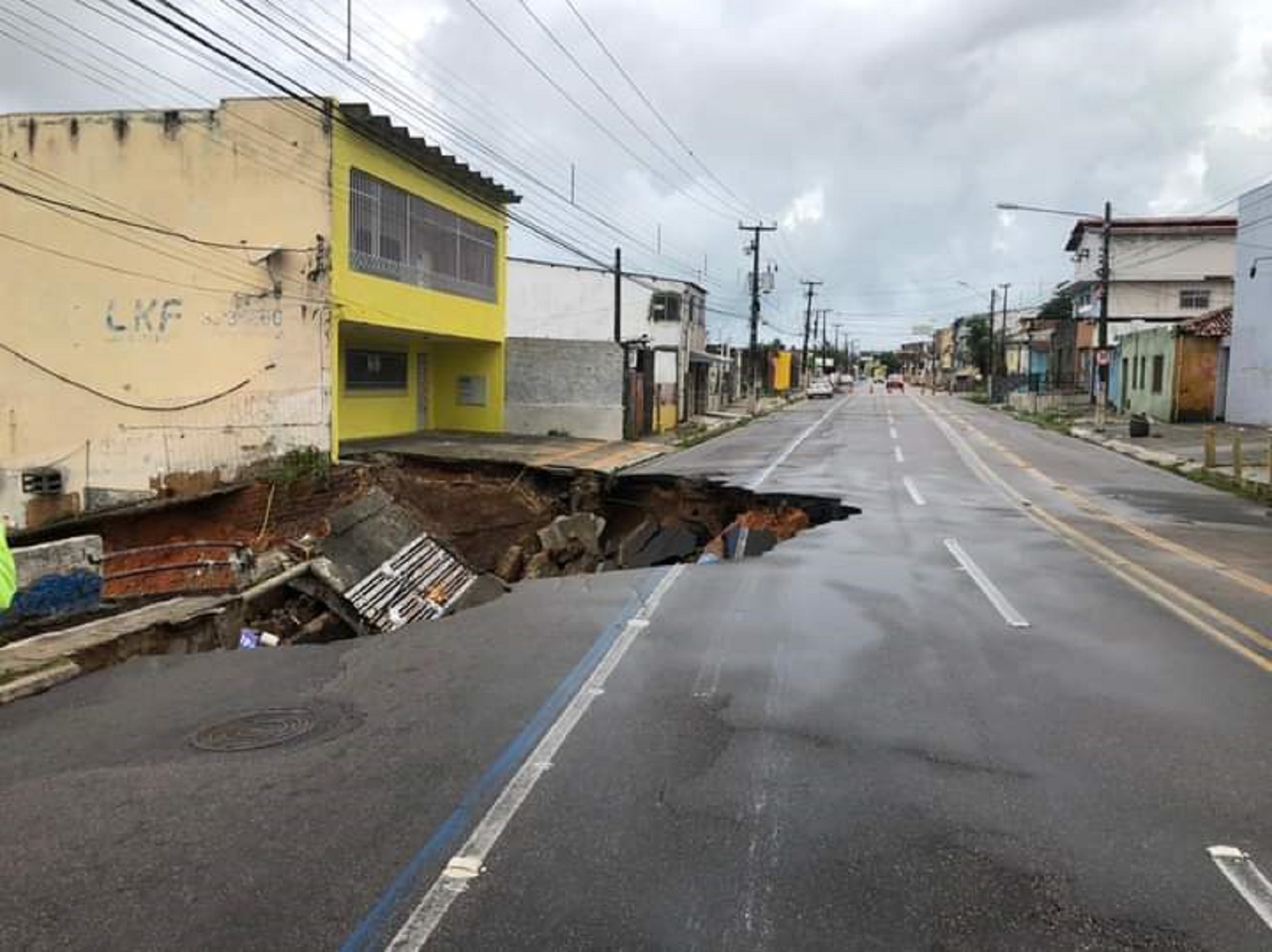Rua Mário Negócio é interditada para que buraco causado pelas chuvas seja fechado
