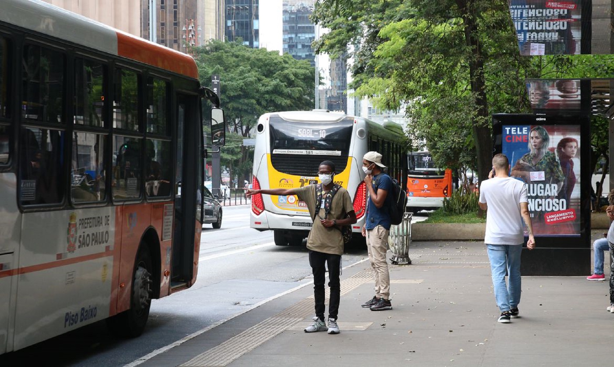 São Paulo retira a obrigatoriedade de máscara em ambientes fechados, mas mantém uso no transporte público