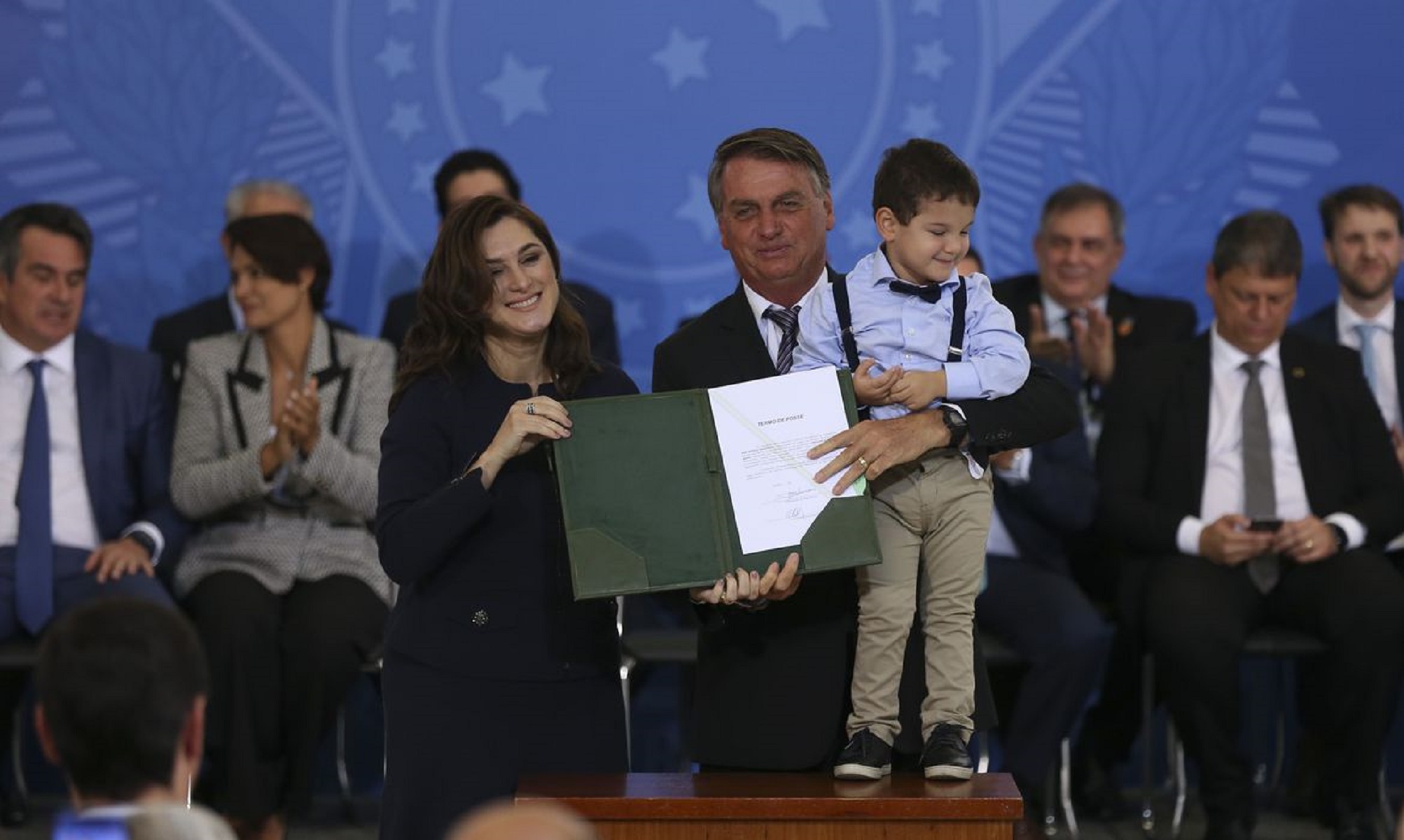 Com saídas de titulares para a disputa das eleições, Bolsonaro nomeia novos ministros