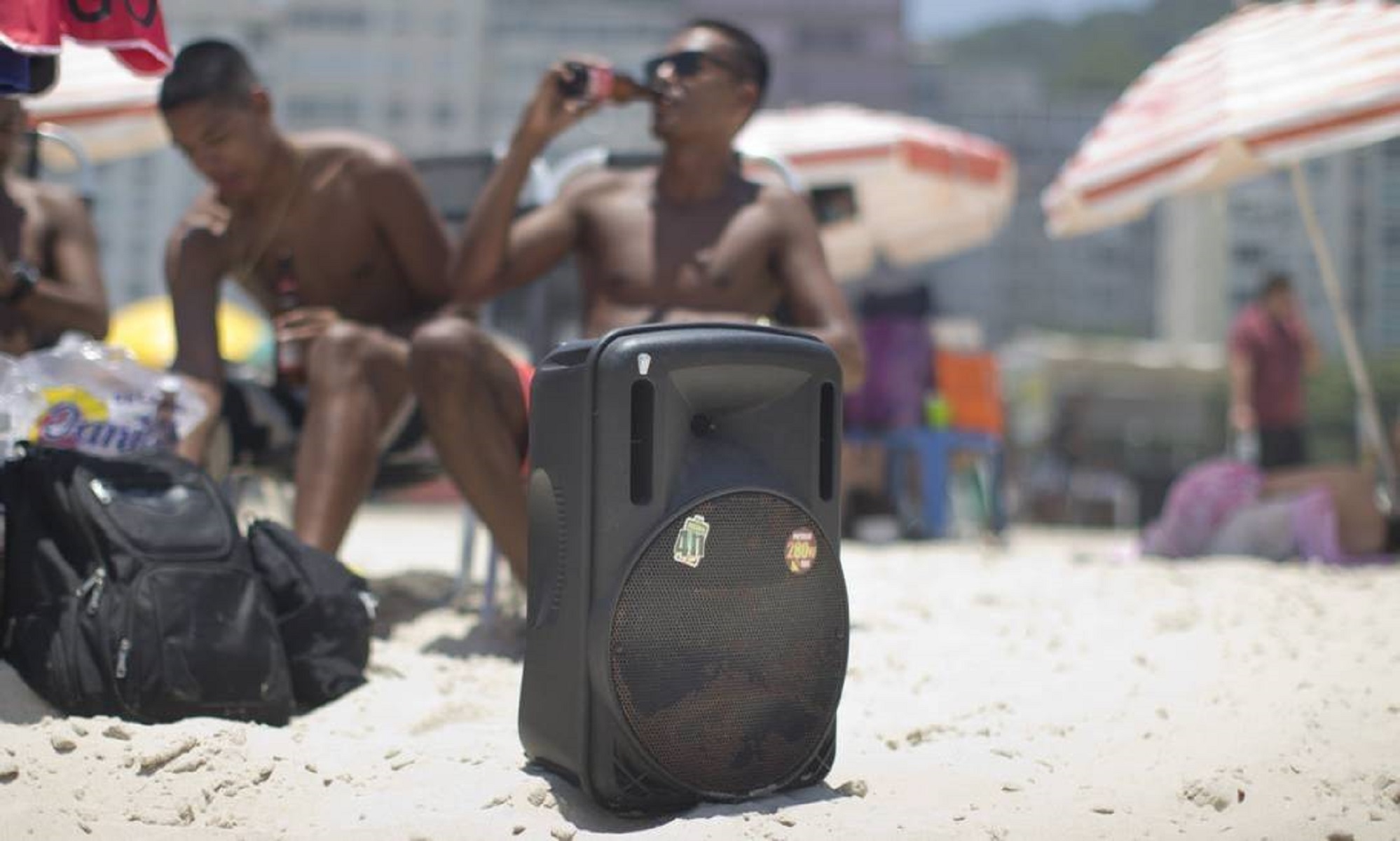 Prefeitura do Rio de Janeiro decreta a proibição de caixas de som nas praias cariocas (Márcia Foletto)