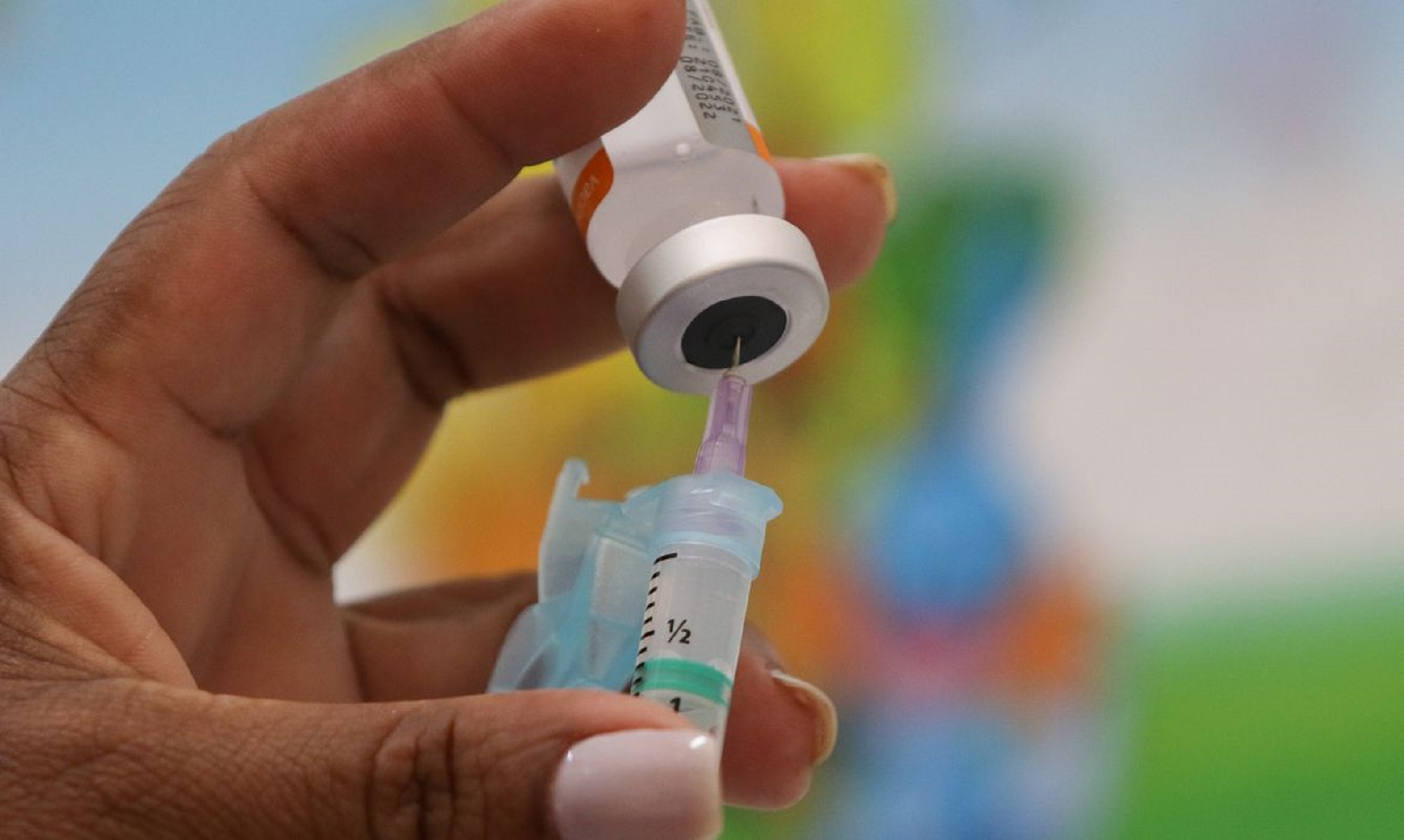Vacinas usadas contra a covid-19 no Brasil elevam proteção contra reinfecções