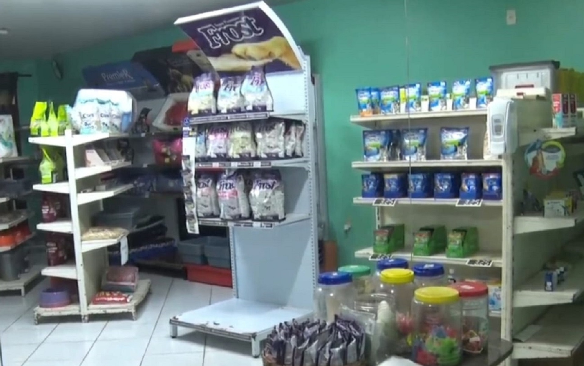Bandidos arrombam clínica veterinária em Parnamirim e deixam prejuízo de R$ 5 mil