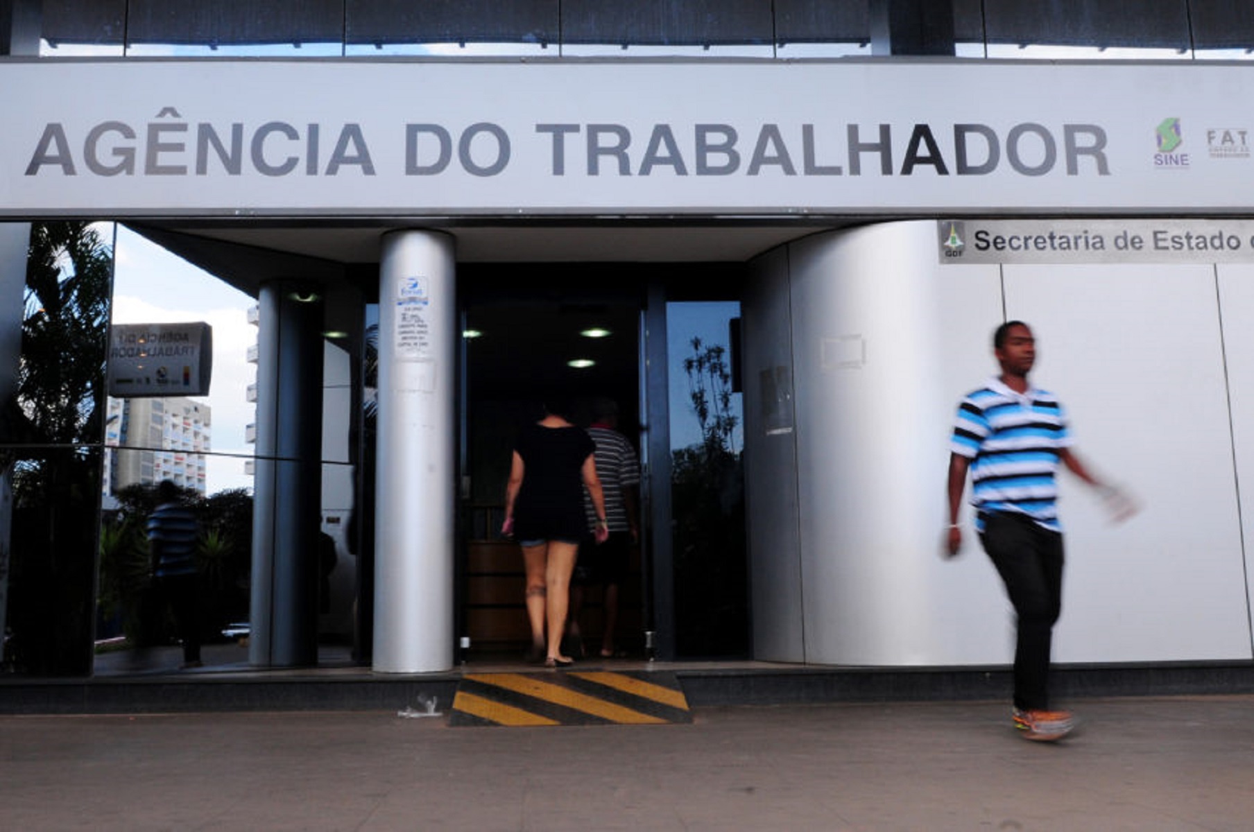 Brasileiros relatam a angustiante busca por emprego há mais de 2 anos