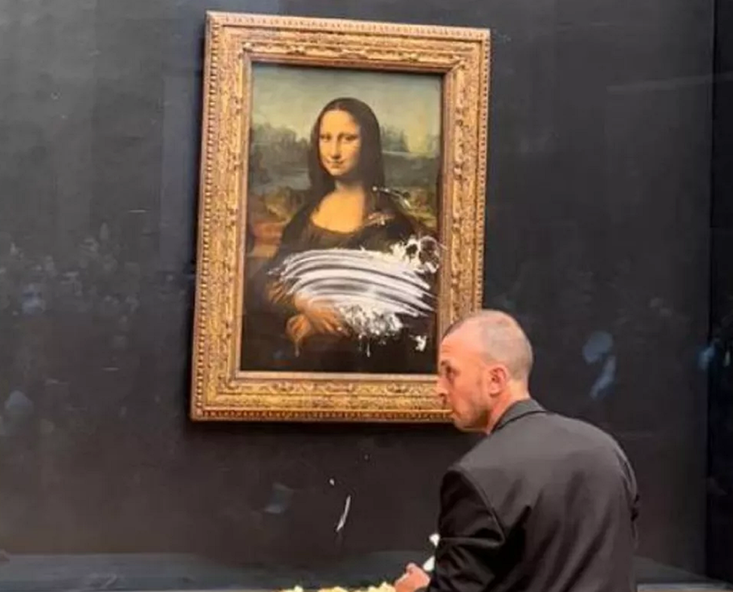 Protegido por vidro à prova de balas, quadro da Mona Lisa saiu ileso de ataque à torta