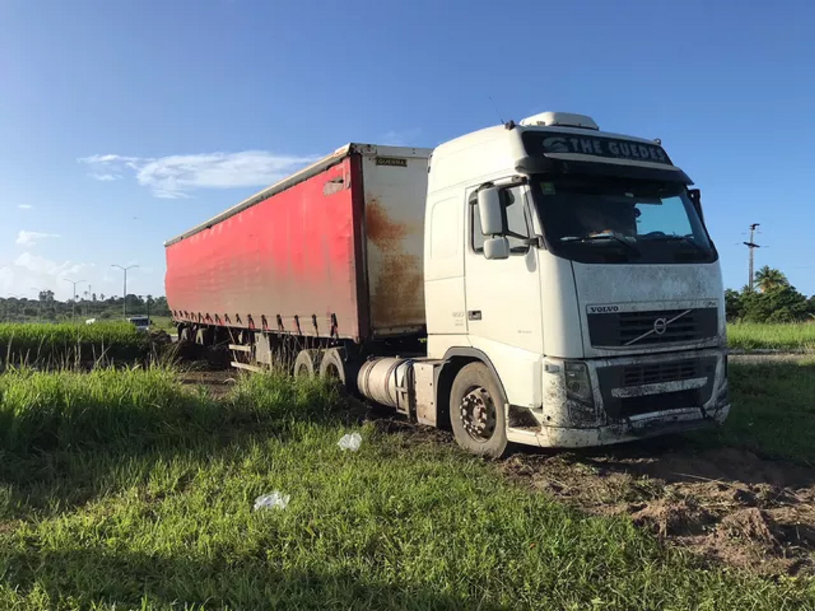 Motorista de caminhão perde controle, sobe canteiro e bloqueia rotatória da BR-304, em Macaíba