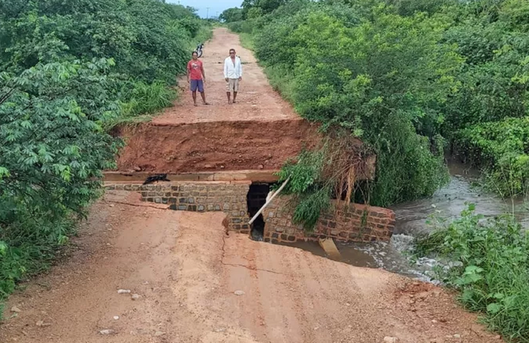 Queda de ponte em decorrência das chuvas fortes deixa comunidades isoladas em Poço Branco, no Agreste Potiguar