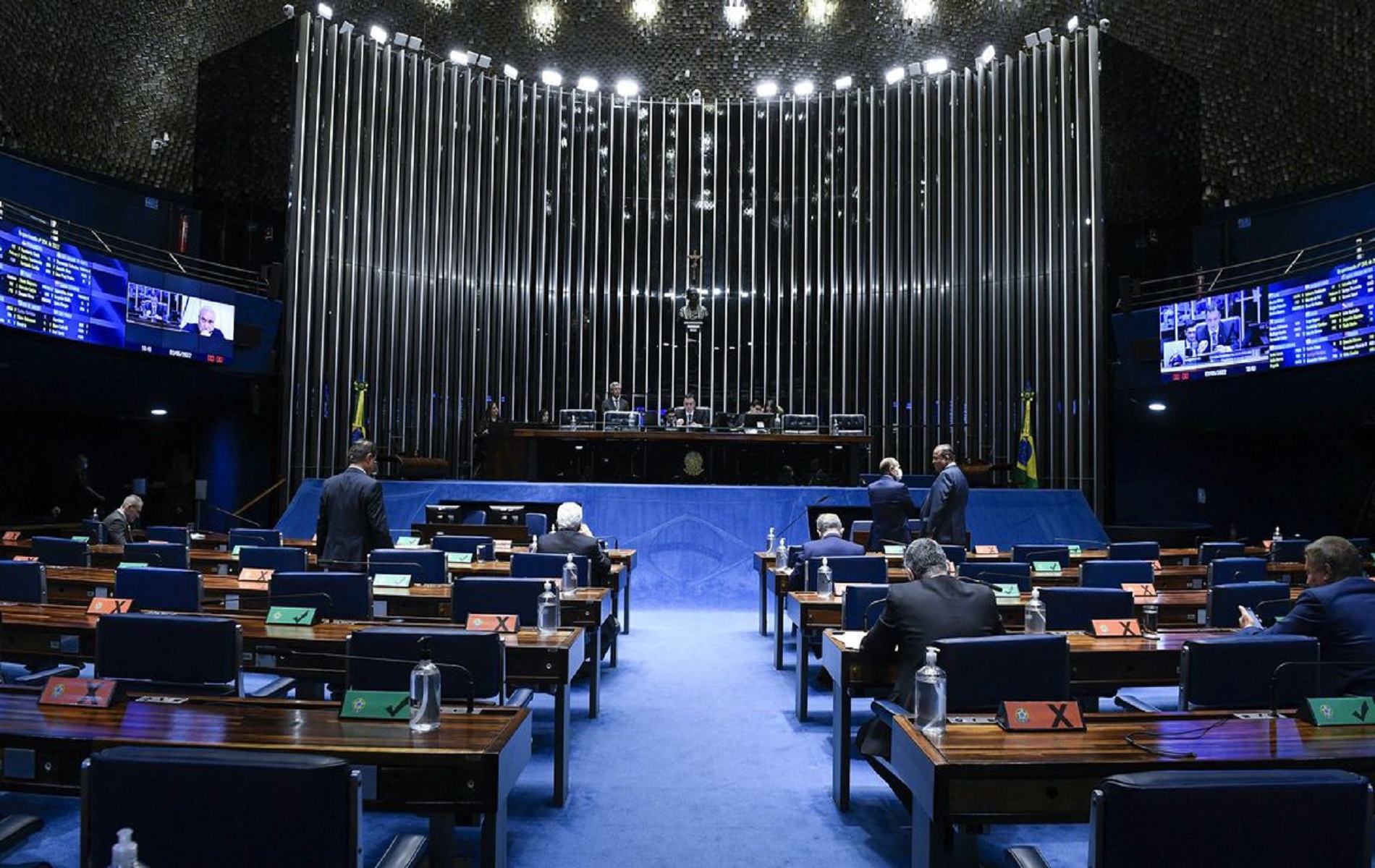 Senado aprova medida provisória que estabelece salário mínimo de R$ 1.212 no próximo ano