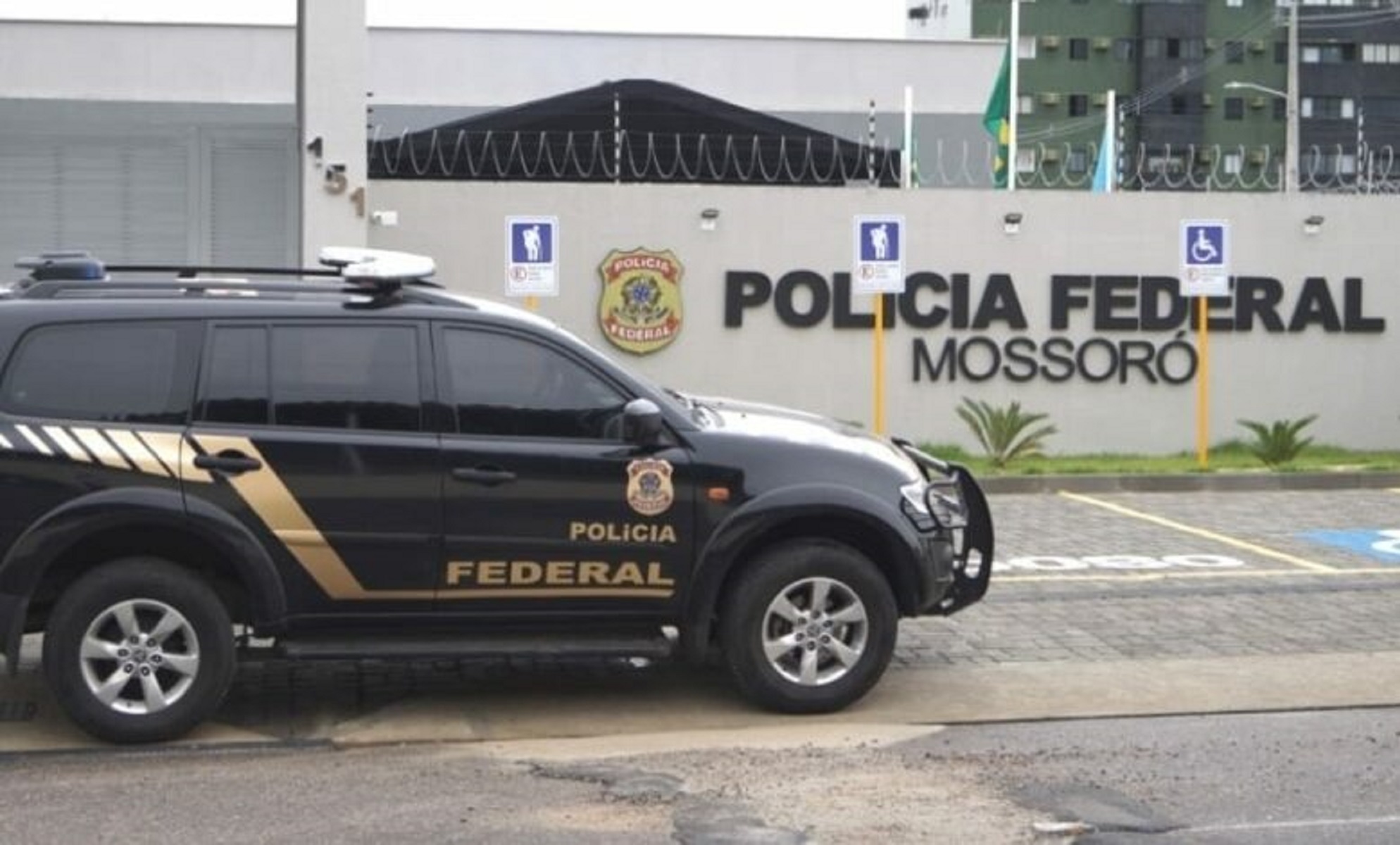 Força-tarefa da Segurança Pública prende foragido da Justiça dentro de supermercado em Caraúbas