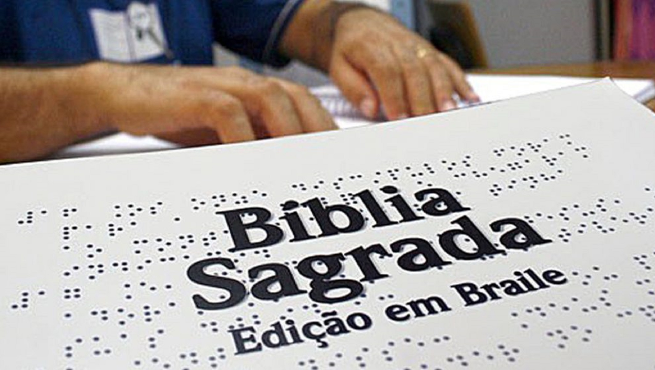 Fundação José Augusto recebe doação de bíblia em Braille