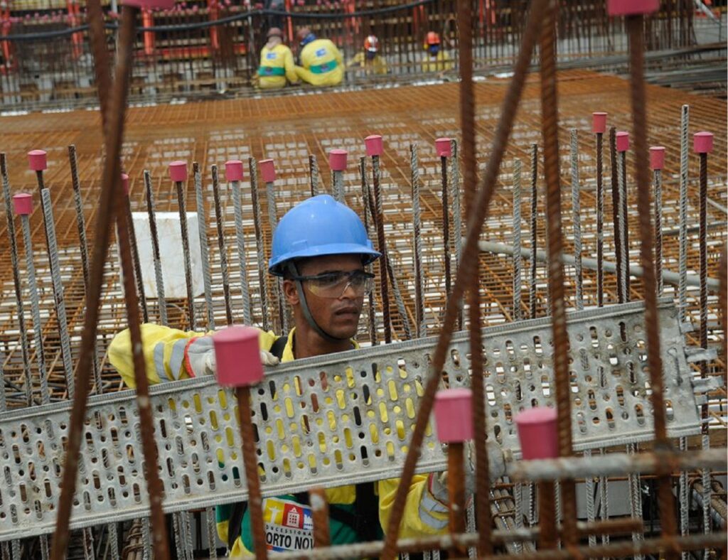 Setor da construção empregou 2 milhões de pessoas em 2020, aponta IBGE