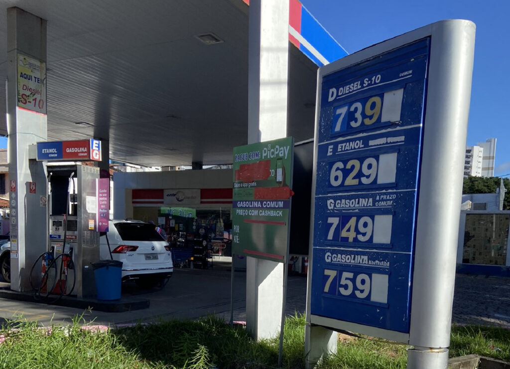 Preço da gasolina tem queda em postos de Natal e volta a ficar abaixo de R$ 7,50