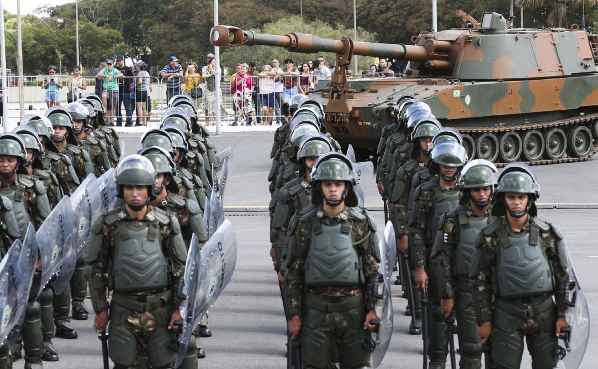 Bolsonaro publica decreto autorizando atuação das Forças Armadas nas eleições