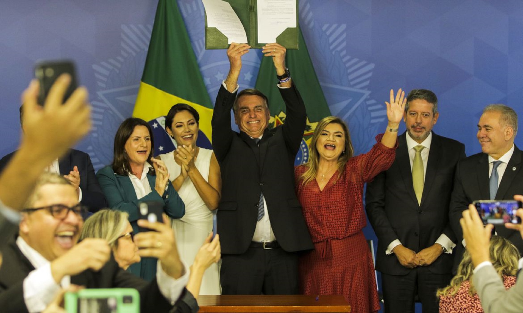 Bolsonaro sanciona piso para a Enfermagem sem reajuste automático