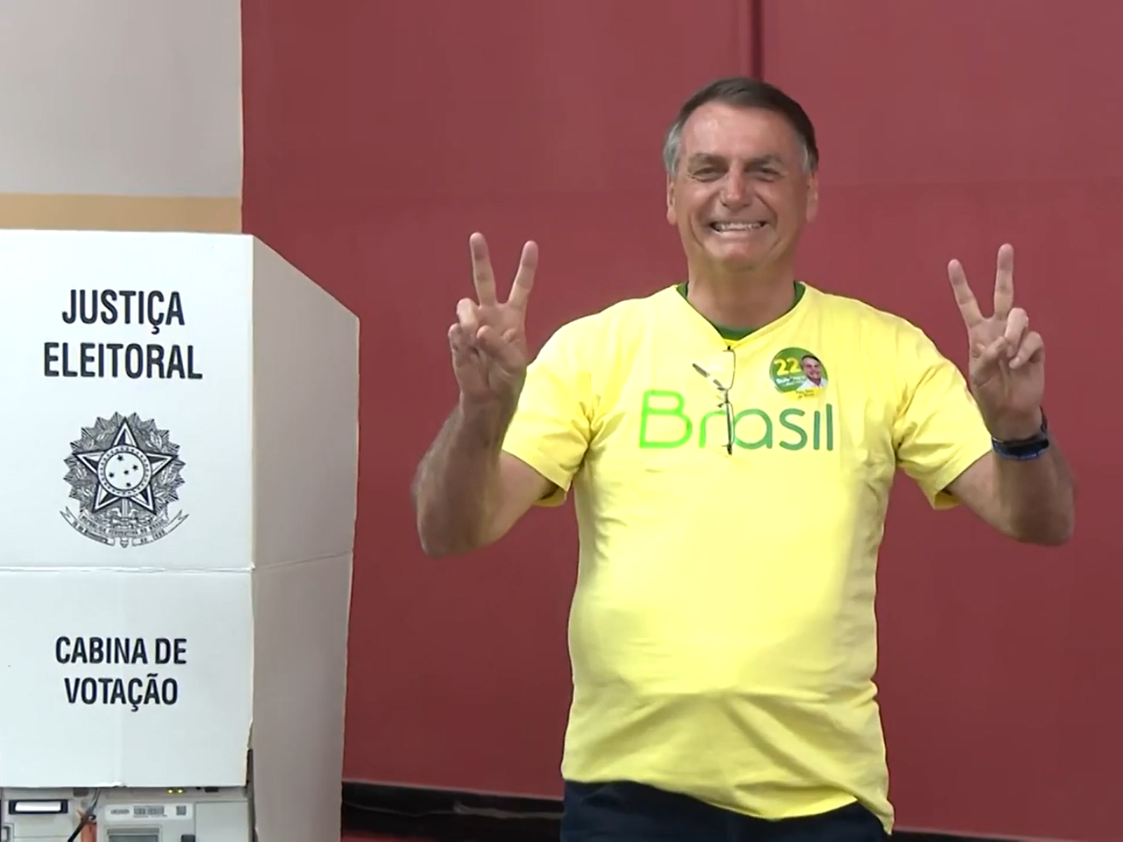 Bolsonaro vota no Rio de Janeiro e fala em 'expectativa de vitória'