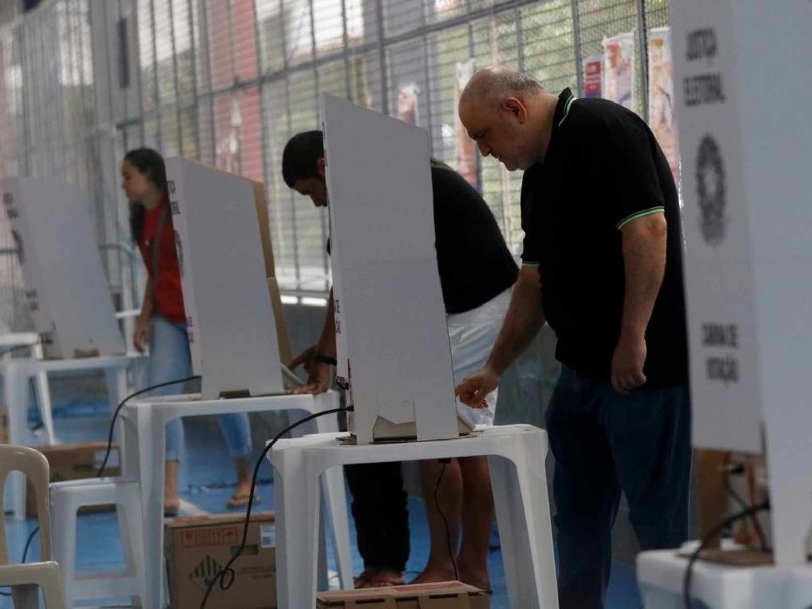 Eleitores de todo Brasil vão às urnas neste domingo para o segundo turno