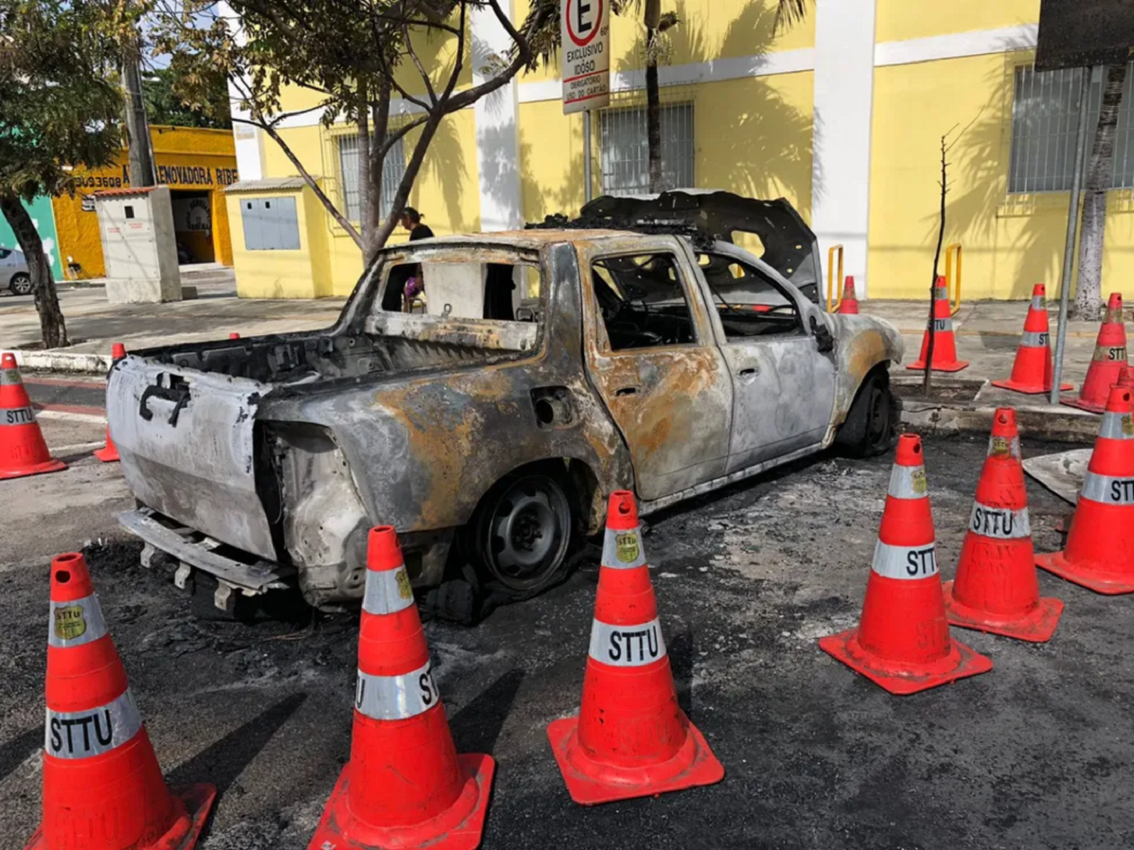 Viatura da STTU fica destruída após incêndio em frente à sede do órgão no bairro da Ribeira, em Natal