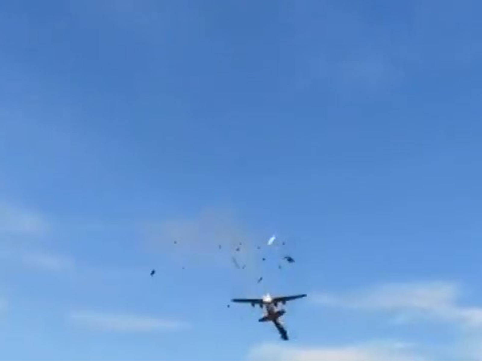 Aviões se chocam no ar durante apresentação nos Estados Unidos