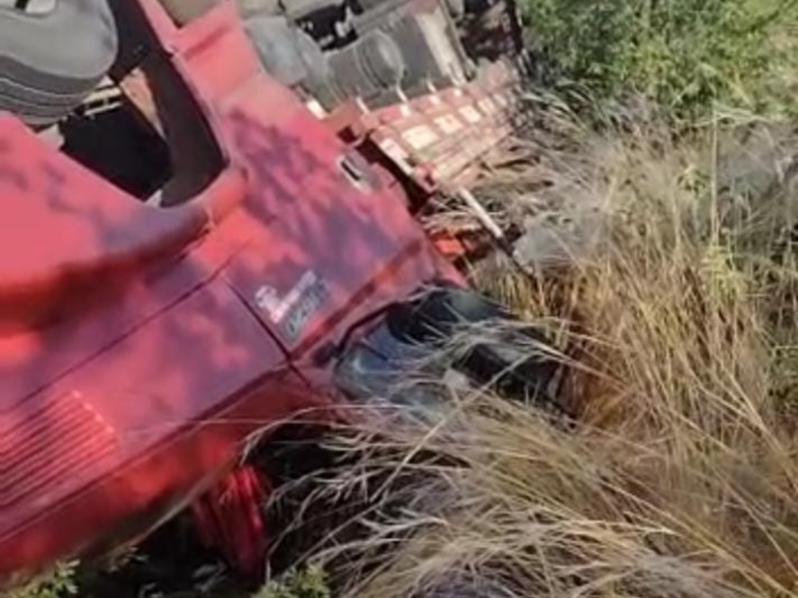 Caminhão que fazia zigue-zague tomba em rodovia no interior do RN