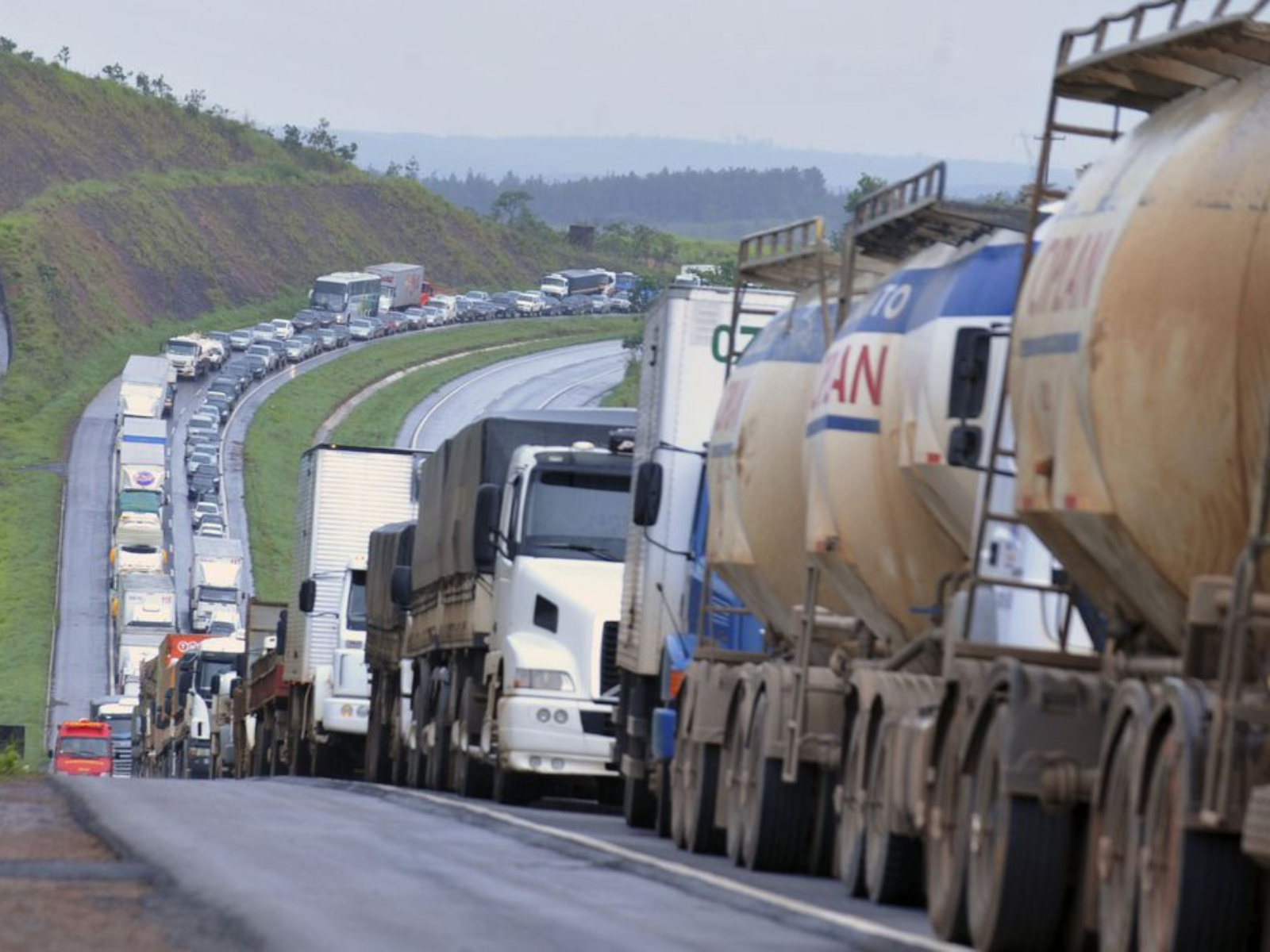 Caminhoneiros voltam a bloquear rodovias; Brasil registra 18 pontos de bloqueio em três estados