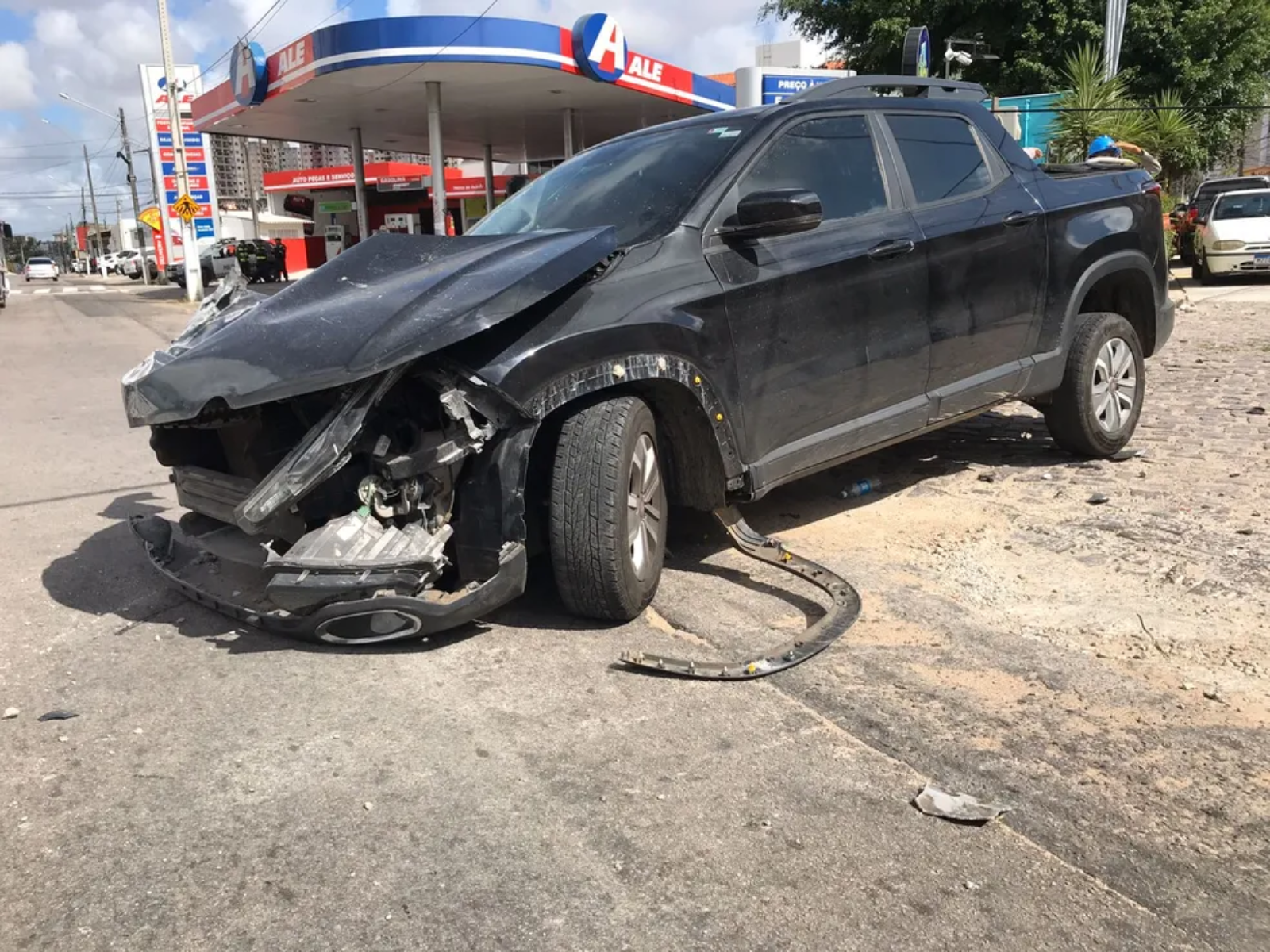 Motorista foge após bater e derrubar poste em Nova Parnamirim; polícia encontra bebidas alcoólicas