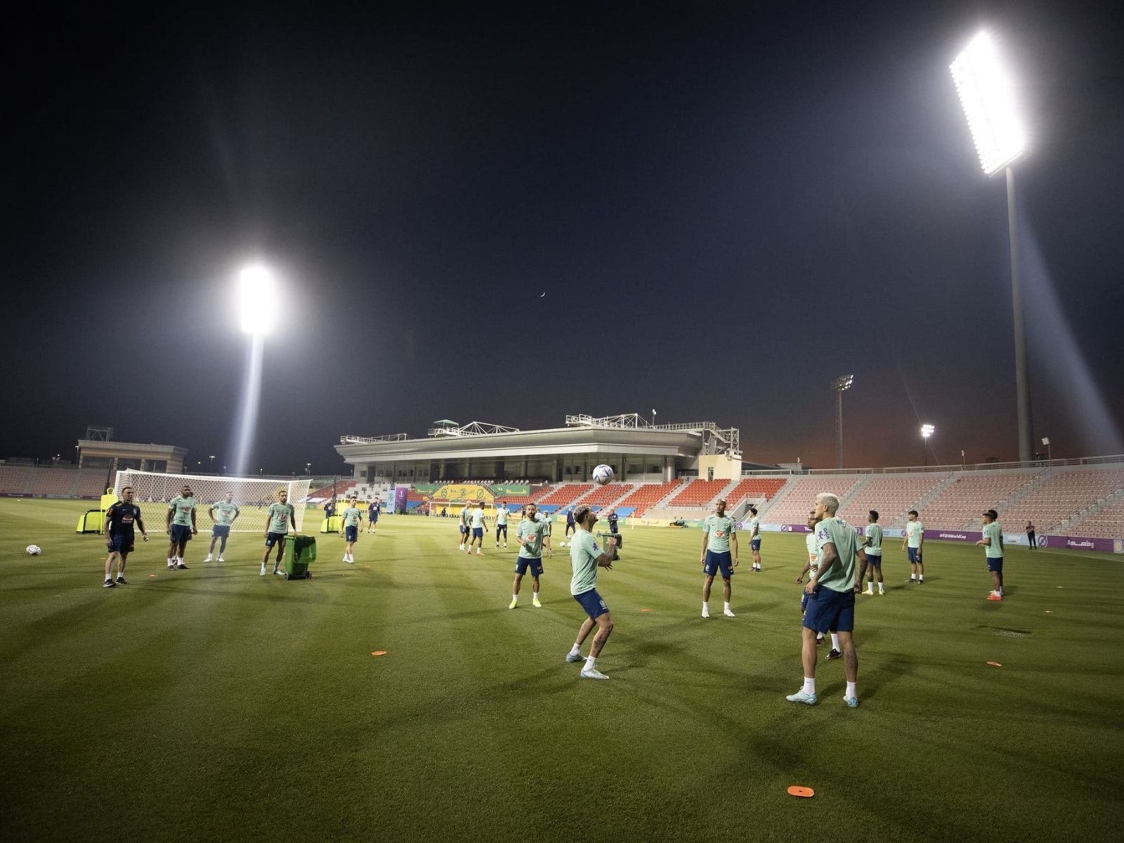 Tite realiza treino fechado e Brasil mantém mistério antes de pegar Suíça