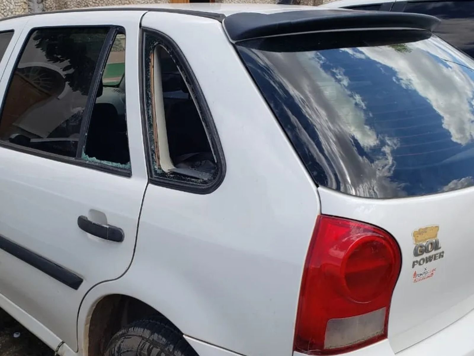 Cachorro morre após ficar trancado dentro de carro estacionado por 40 minutos em Mossoró