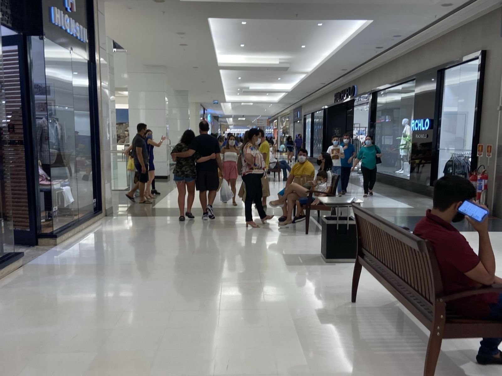 Comércio tem horário modificado nesta segunda-feira (5) devido ao jogo do Brasil