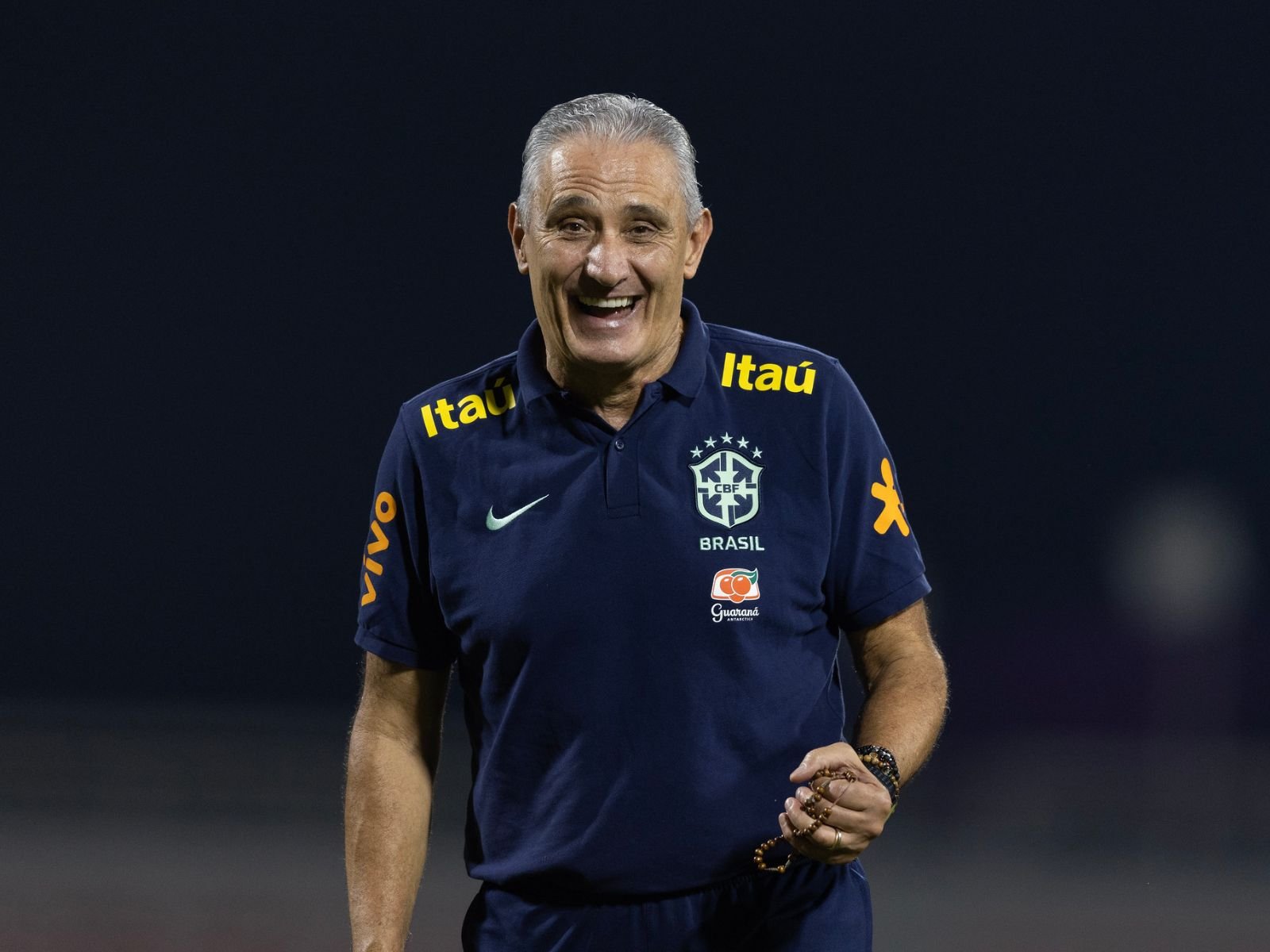 Tite tem joia roubada durante caminhada, mas nega ter recebido 'bronca' de ladrão