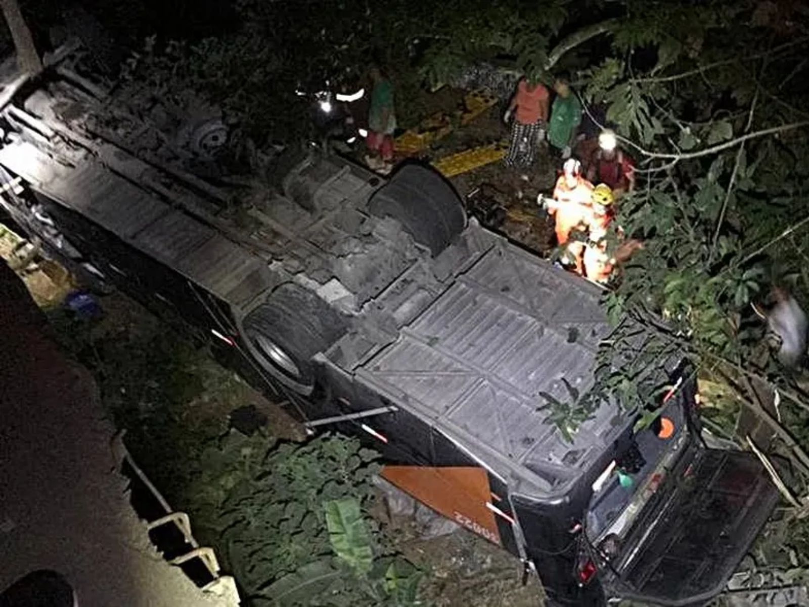 Ônibus com time de futebol cai de ponte e deixa 4 mortos e 29 feridos em Minas Gerais