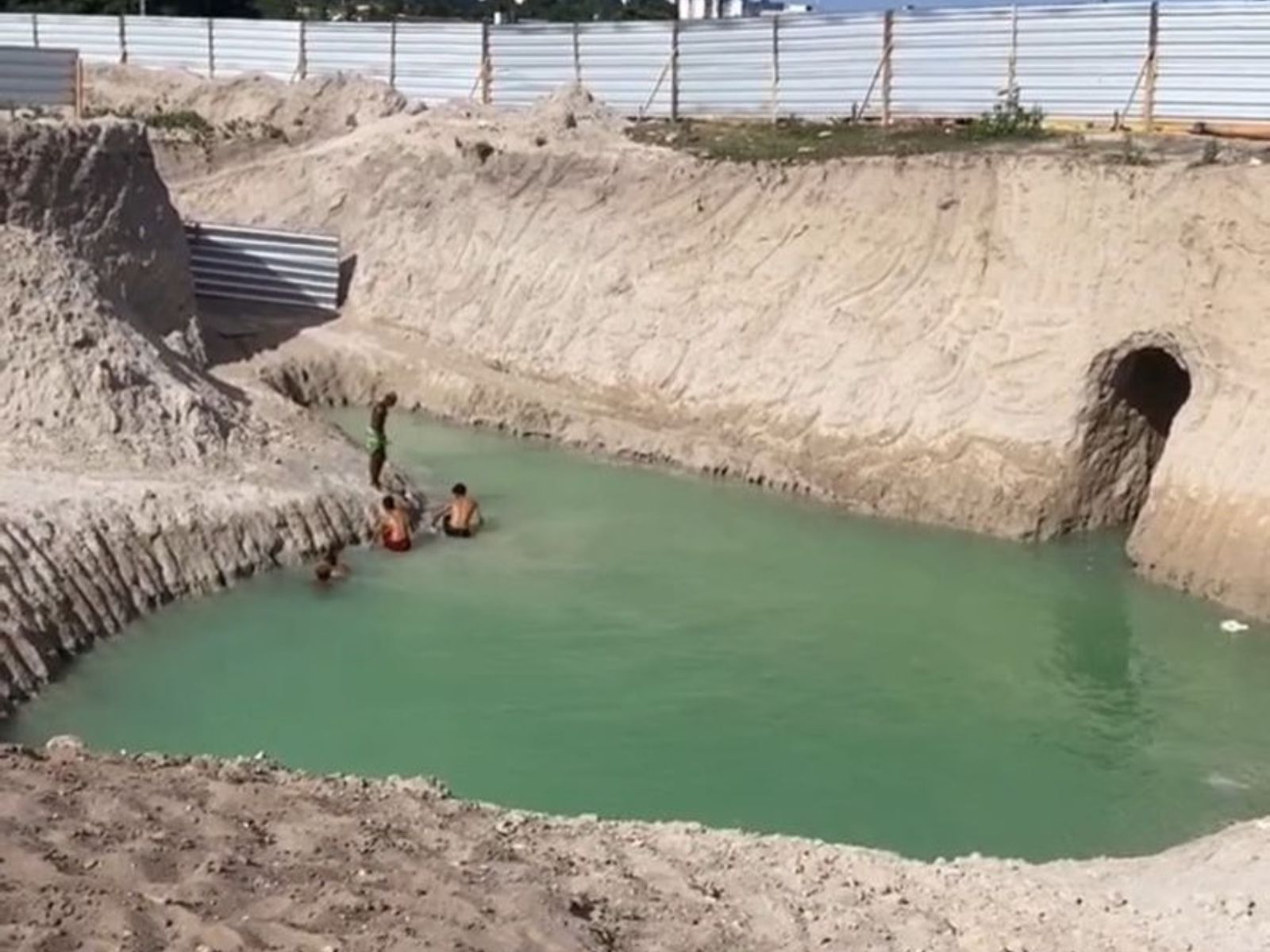 “Buraco Azul” de Parnamirim está contaminado e água muda de cor para verde