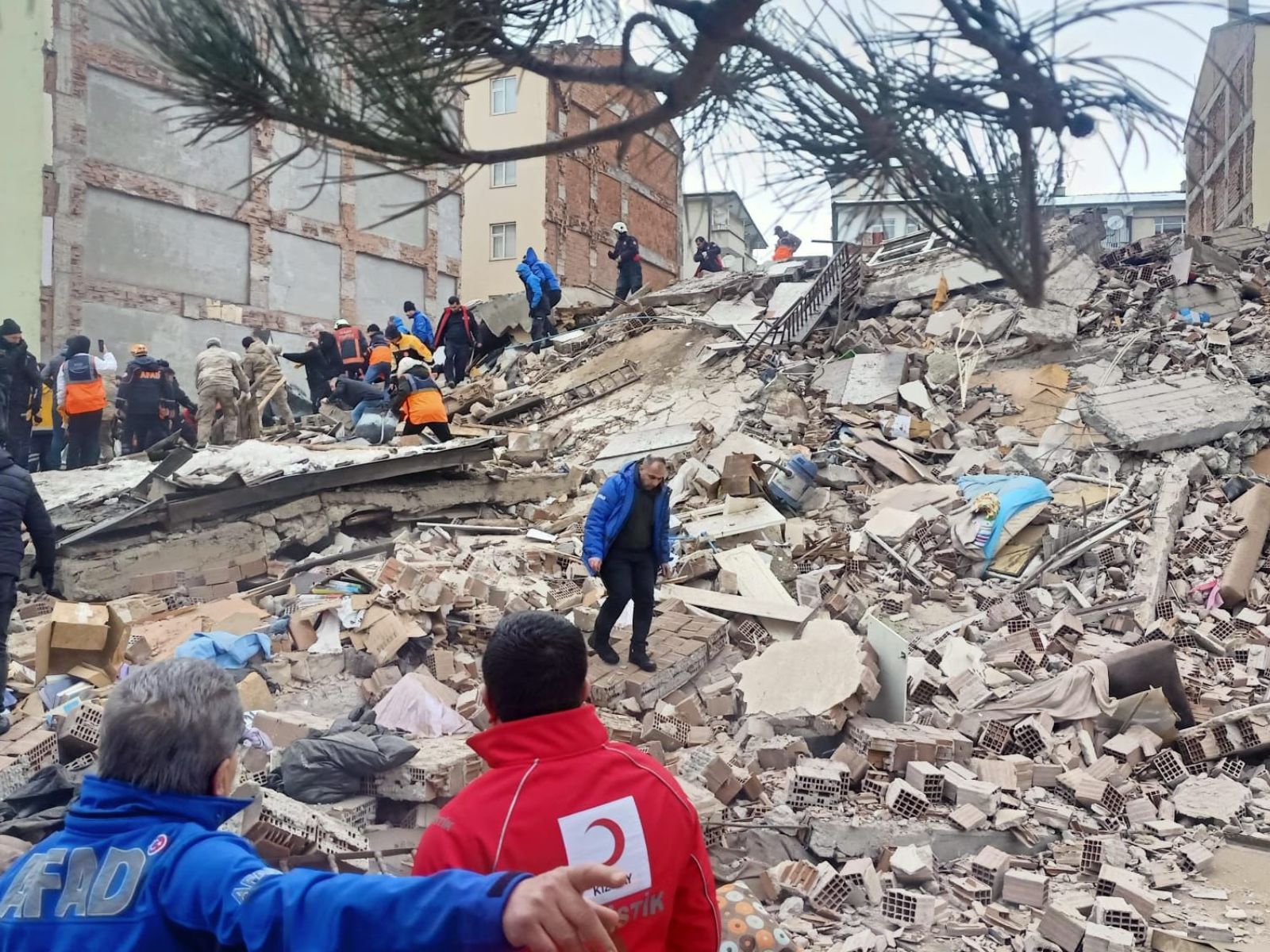 Número de mortos após terremoto na Turquia e na Síria já ultrapassa 5 mil