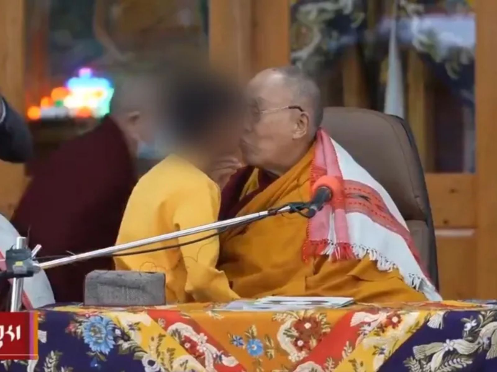 Dalai Lama se desculpa após beijar menino na boca e vídeo viralizar