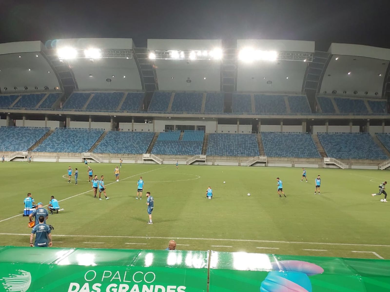 Grêmio recebe plateia com crianças no espectro Autista em treino fechado na Arena das Dunas
